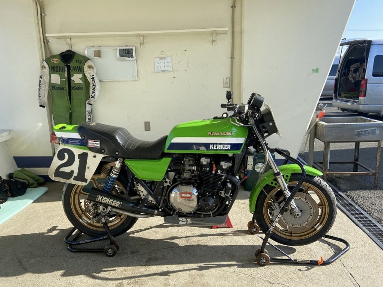 側面から見た1982年AMA参戦のワークス車仕様のZ1000J。外装がライムグリーンのゼッケン21番の付いたエディーローソン車のレプリカ。