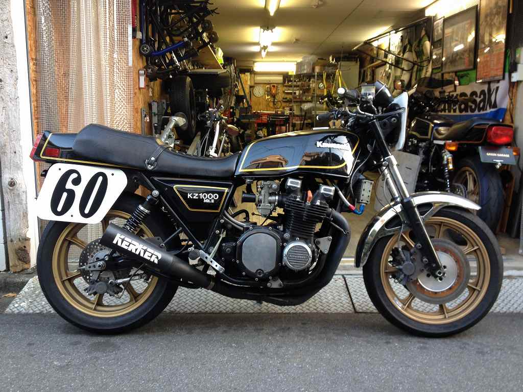 ブラックのカワサキZ750FXをワークス車をモチーフとしてフルカスタムした車両の側面